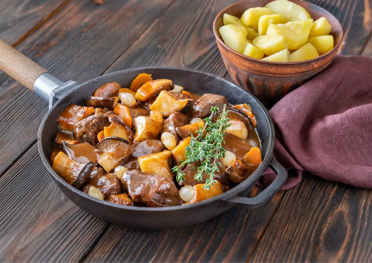 Un mijoté de brasserie, accompagné de pommes de terre
