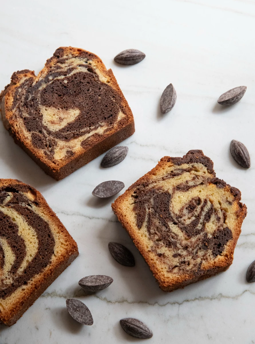 Le marbré au chocolat, découpé en tranches